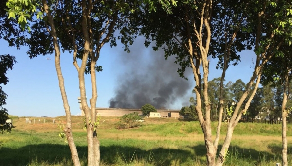 Fumaça na Penitenciária de Lucélia, na tarde desta quinta-feira (Foto: Mariane Santos/TV Fronteira ? Reprodução G1).