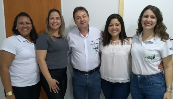 Presidente da Instituição Capaz, Nelson Baraldi, e parte da equipe, na recepção aos adoles-centes e suas famílias para darem início ao Serviço de Convivência e Fortalecimento de Víncu-los (Foto: Ass. Comunicação).