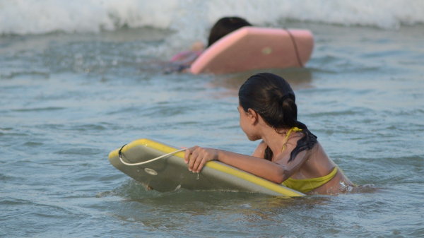 Quedas s?o parte dos ocorr?ncias de acidentes com crian?as (J?lia Orige/Pixabay).