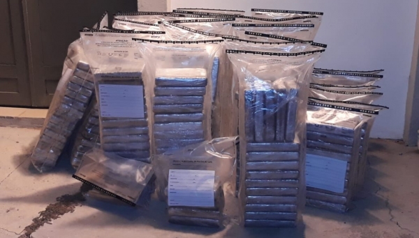 Droga estava em fundo falso, na carroceria do veÃculo utilitário (Fotos: Reprodução/Site Tupã NotÃcias).