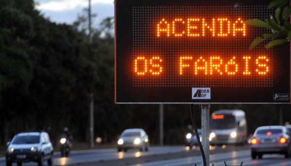 Motorista flagrado com as luzes apagadas será multado em R$ 85,13, por infração leve, e terá quatro pontos na carteira de habilitação (Foto: Gabriel Jabur/ Agência Brasília).