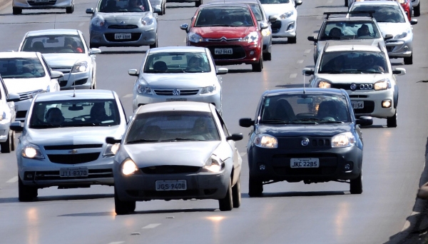 O descumprimento da Lei é considerado infração média, que prevê multa de R$ 85,13 e perda de quatro pontos na carteira de habilitação (Foto: Gabriel Jabur/ Agência Brasília).