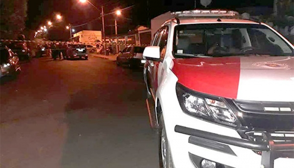 Homem armado com faca foi baleado em bar, após resistir à ordem policial (Fotos: João Mário Trentini).