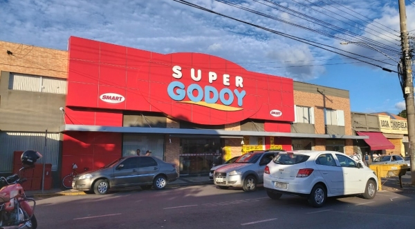 Supermercado Godoy se organizou para cumprir a notificação da Prefeitura de Adamantina, com a ampliação das medidas de controle de acesso (Foto: Siga Mais).