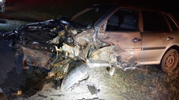 Carro ficou completamente destruído após colisão  (Foto: Diego Pereira/Mais Tupã).