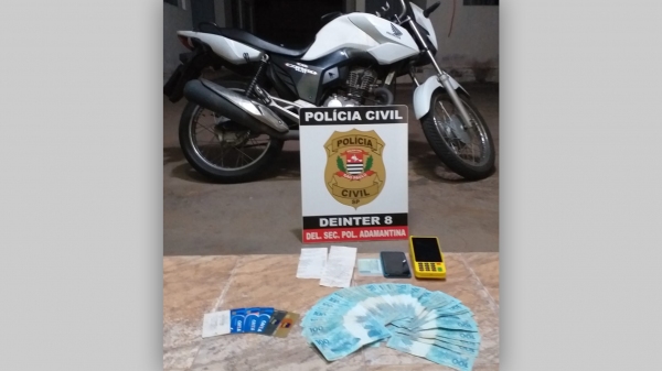 Moto, máquina de cartão, cartões, celular e dinheiro apreendidos como estelionatário (Foto: Polícia Civil).