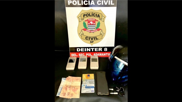 Máquinas de cartão, cartões, dinheiro, celular e uma moto foram apreendidas. Homem foi preso em flagrante (Divulgação/PolÃcia Civil).