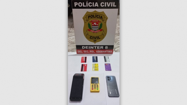 Materiais apreendidos com o golpista (Divulgação/Polícia Civil).