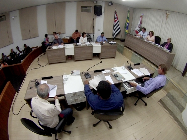 Durante sessão vereadores repudiam declarações do prefeito em rádio