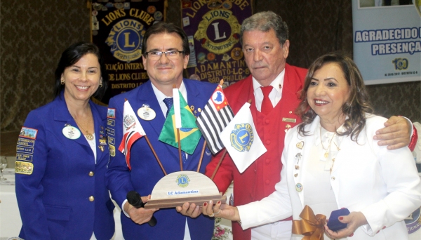 Governador do Distrito LC-8, Toninho e sua esposa Leda com o presidente do Lions de Adamantina, Gisvan Lima e sua esposa Cleusa (Foto: Assessoria de Imprensa/Lions Clube de Adamantina).