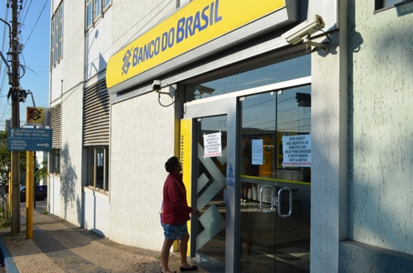 Paralisação continua em agências bancarias de Adamantina (Foto: Acácio Rocha).