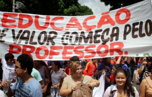 Professores que participaram do movimento grevista ocorrido no período de 28 a 31 de março de 2017 não podem ser punidos em decorrência das ausências nos dias de paralisação, diz Poder Judiciário (Imagem: Ilustração).