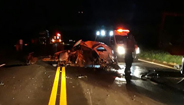 Carros ficaram destruídos no acidente na SP-333, trecho entre Tarumã e Assis (Imagem: Reprodução).