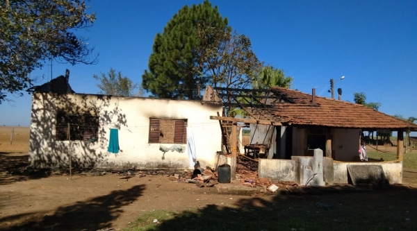 Menina morreu carbonizada no incêndio, em uma propriedade rural (Foto: SBT/Jéssica Taboas).