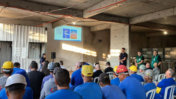 Energisa orienta trabalhadores no canteiro de obras (Cedida/Energisa).