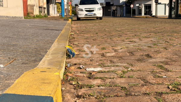 Guia rebaixada em toda a faixa de testada do terreno do imovel no centro de Adamantina (Siga Mais).