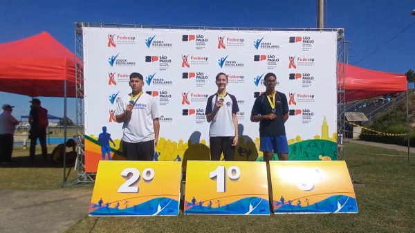 Guilherme Barbosa (ao centro) é aluno da Escola Cristã de Adamantina e participa dos Jogos Escolares do Estado de São Paulo (Acervo Pessoal).