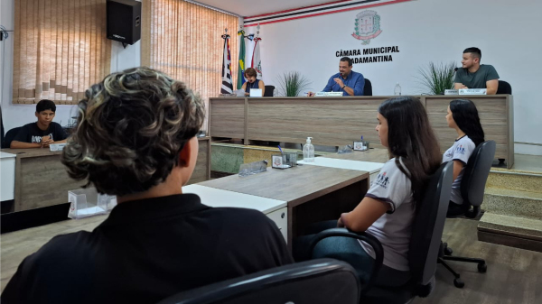 Visita dos estudantes na Camara Municipal de Adamantina (Cedida).