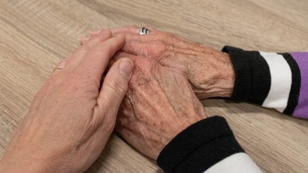 Campanha busca alertar e conscientizar as pessoas a combaterem os atos de violência contra os idosos (Foto: Sabine van Erp/Pixabay).