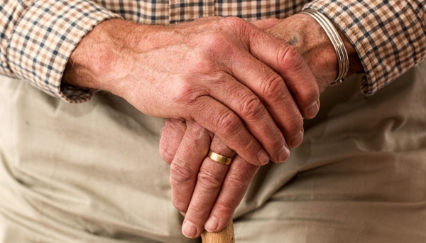 Idoso teve pedido de empréstimo negado em razão da idade e Justiça determinou indenização (Imagem: Ilustração).