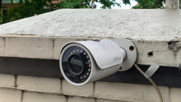 Para integrar ao Muralha Paulista equipamento precisa estar posicionado para a via publica (Imagem: Harits Fathifaldi/Unsplash).