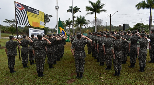 Hasteamento da Bandeira Nacional no trevo de Adamantina, na manhã de hoje (2), abriu as comemorações da Semana da Pátria (Foto: Da Assessoria).