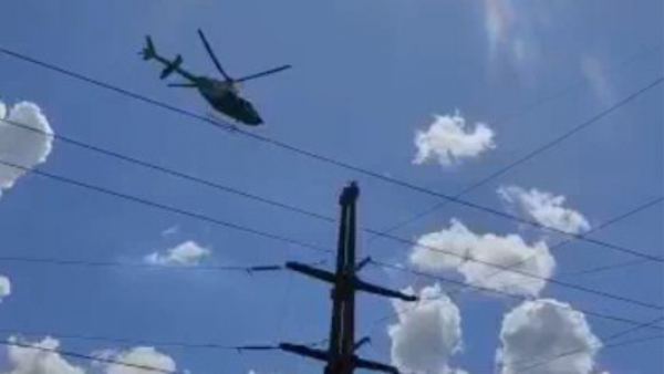 Helicóptero faz sobrevoo junto à rede elétrica (Da Assessoria).