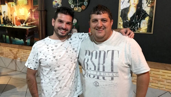 Henrique Sartorato (Gêmeos Pub) e Emerson Caires (Cabeludo Eventos), juntos no Adamantina Rodeo Festival 2018 (Foto: Maikon Moraes).