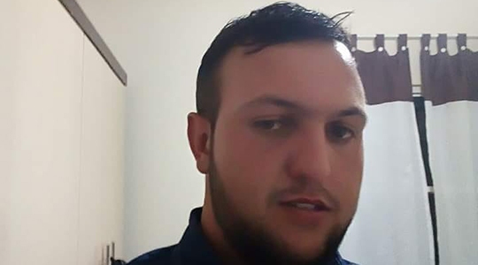 Jair Nicheporenco Junior, de 27 anos, foi arremessado após sua moto atingir porco selvagem que atravessava rodovia vicinal (Reprodução/Tupã Notícias).