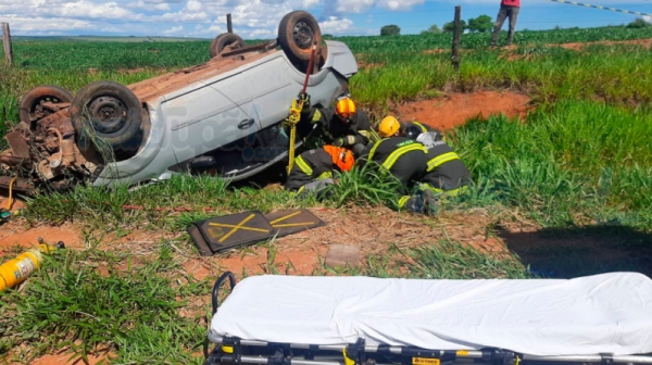 Após capotar, carro parou sobre a vÃtima, que foi arremessada (Foto: Diego Pereira/Mais Tupã).