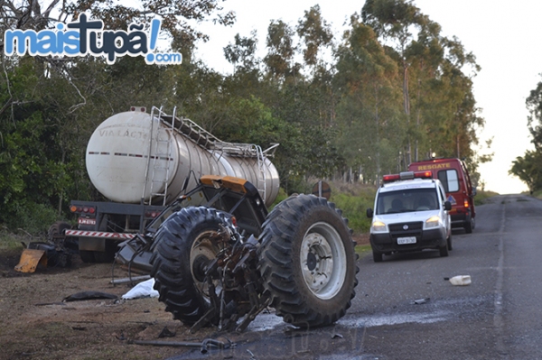 Com o choque entre trator e carreta, a máquina agrícola ficou despedaçada (Foto: Diego Pereira/Mais Tupã!).