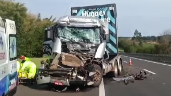 VeÃculo de carga terceirizado, que transportava equipamentos da dupla, ficou com a cabine destruÃda após a colisão (Reprodução/Redes Sociais).