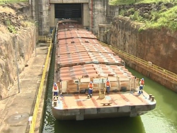 Comboio passa pela eclusa em Buritama (Foto: Reprodução / TV TEM).