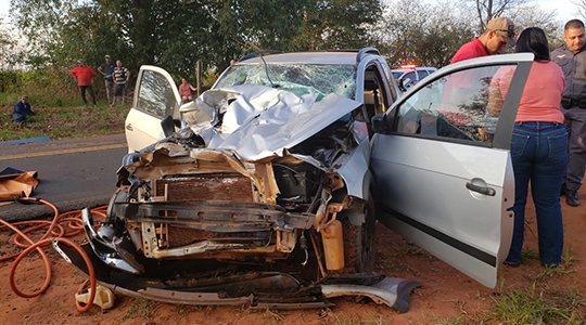 Picape ficou com a frente bastante destruída, ao chocar-se contra traseira de trator que transitava na mesma direção, à frente (Foto: João Mário Trintini).