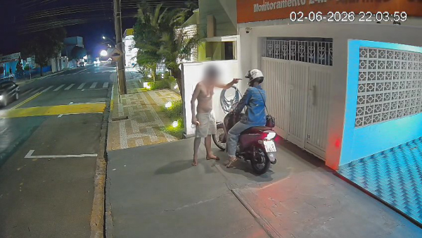 Momento em que o homem se dirige a colaboradora (Cedida).