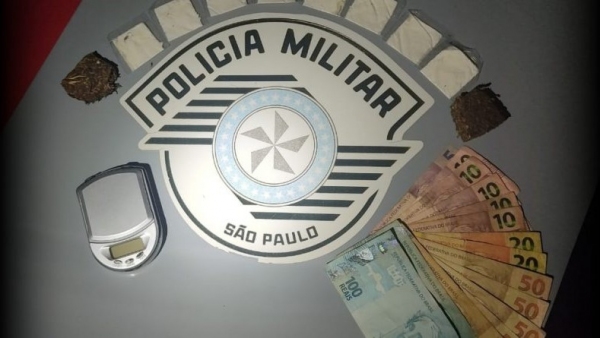 Drogas, dinheiro e objetos apreendidos pela Força Tática da PolÃcia Militar (Divulgação/PM).