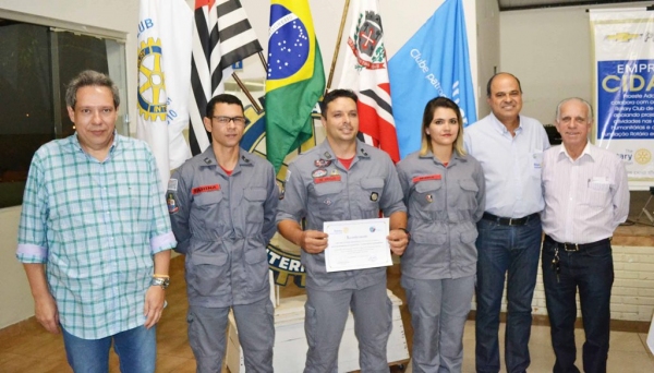 Presidente do Rotary Club Fernando Barusso, Cabo Farina, Sargento Araújo, Soldado Medeiros, Cesar Molina e Dorival Gomieri durante homenagem aos Bombeiros (Foto: Asessoria de Imprensa do Rotary Club).