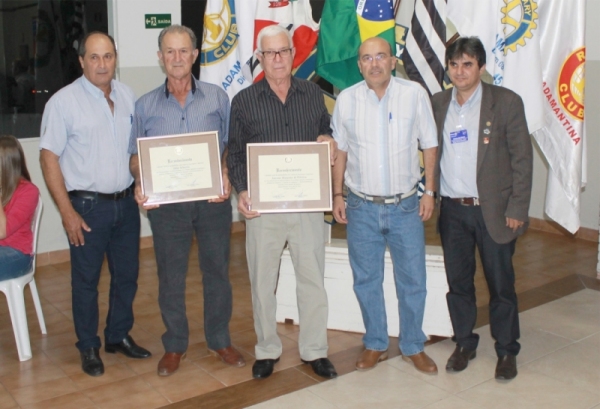Valter Scheolin, Adão Scheolin, Antonio Manzano, Prof. Dr. Vagner Amado Belo de Oliveira e presidente do Rotary Club, Antonio dos Santos, durante homenagens