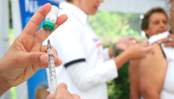 Nesta fase, têm prioridade pacientes com comorbidades (doenças como distúrbios cardíacos, hipertensão e câncer, por exemplo) e doenças crônicas (Foto: Milton Michida).