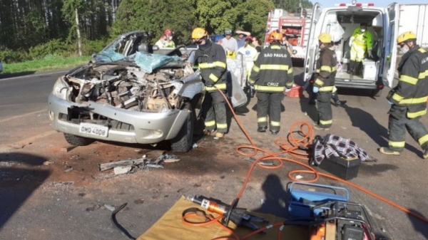Caminhonete ficou destruÃda, após chocar-se com caminhão que atravessava a pista (Divulgação/Corpo de Bombeiros).