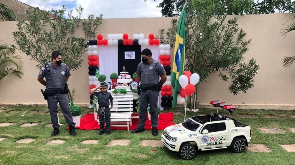 Os policiais militares de Inúbia Paulista, Leonardo e Natan, e o pequeno policial aniversariante, Gustavo (Reprodução/Polícia Militar).