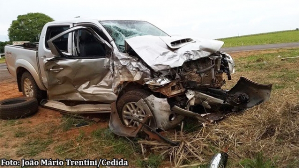 Hilux, placas de Uberaba (MG) foi um dos veículos envolvidos no acidente (Fotos:  João Mário Trentini/Reprodução Bastos Já).