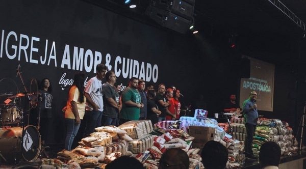Parte dos alimentos arrecadados pela Igreja Amor & Cuidado, que serão entregues a quatro entidades assistenciais de Adamantina (Imagem: Igreja Amor & Cuidado).