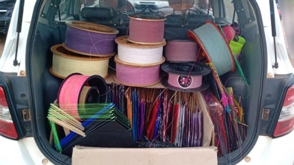 Policias apreenderam 17 carreteis de linha cortante e autuaram o vendedor (Cedida por João Mário Trentini/Reprodução: Bastos Já).