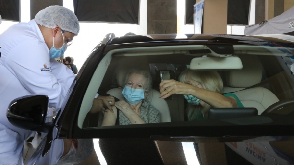 Em Adamantina, vacinação para idosos acima de 90 anos começa nesta segunda-feira (8) em sistema drive-thru, no CIS (Foto: GovSP).