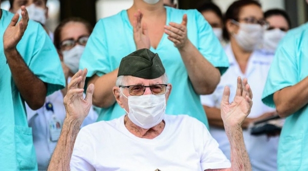 Aos 99 anos, o ex-integrante da Força Expedicionária Brasileira (FEB) Ermando Piveta recebeu alta nesta terça-feira (14) do Hospital das Forças Armadas (HFA), em Brasília, após internação por covid-19. Ele é o brasileiro mais velho a receber alta após tratamento do novo coronavírus (Foto: Cb Estevam/CCOMSEx).