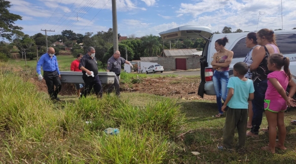 Corpo do idoso é resgatado do barranco, onde foi encontrado morto (Reprodução: Site Jorge Zanoni).