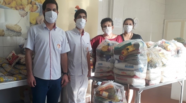 Os médicos veterinários Vitor Soares e Felipe Soares entregam as doações de cestas básicas ao Fundo Social de Adamantina (Foto: Da Assessoria).