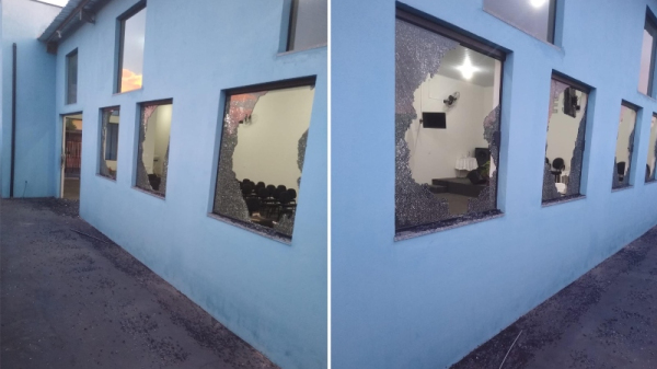 Im?vel foi furtado e teve portas e janelas de vidro destru?das (Reprodu??o/AD Br?s Adamantina).