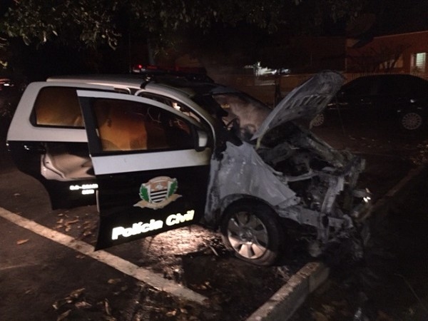 Viatura ficou destruída após o incêndio (Foto: Jornal Regional/Portal Regional/Dracena).